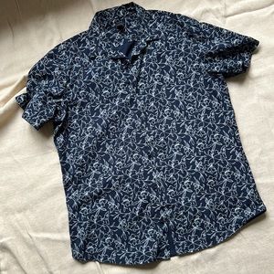 Navy/white short sleeved button down floral pattern/print shirt EUC like new